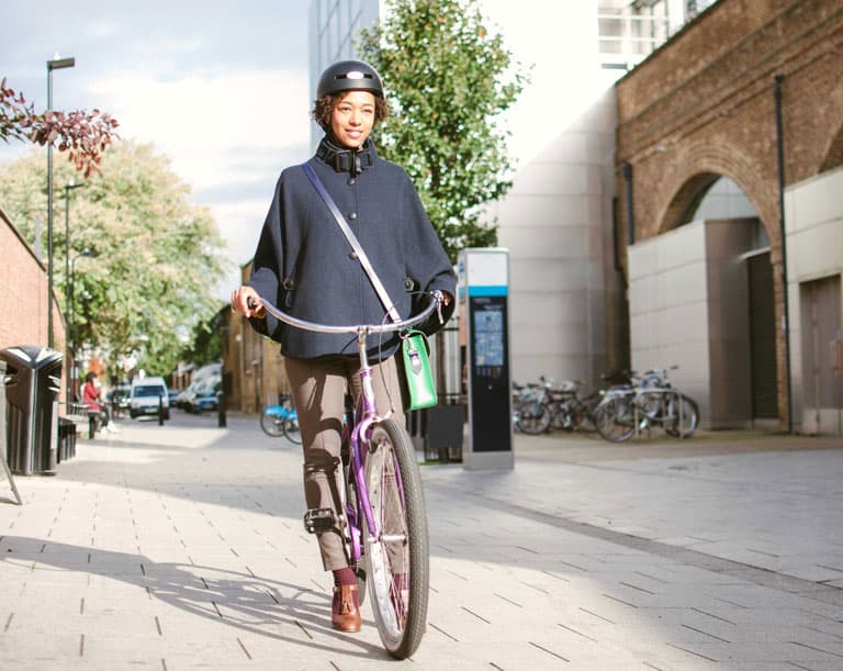 kvinde på cykel